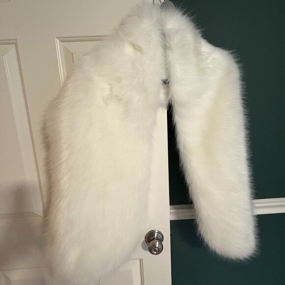 Ivory Faux Fur Bridal Wrap / Shawl / Stole - Picture 2 of 6